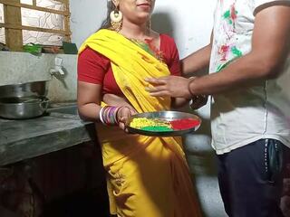 Holi par okouzlující bhabhi ko color lagakar kuchyně stojan par | xhamster